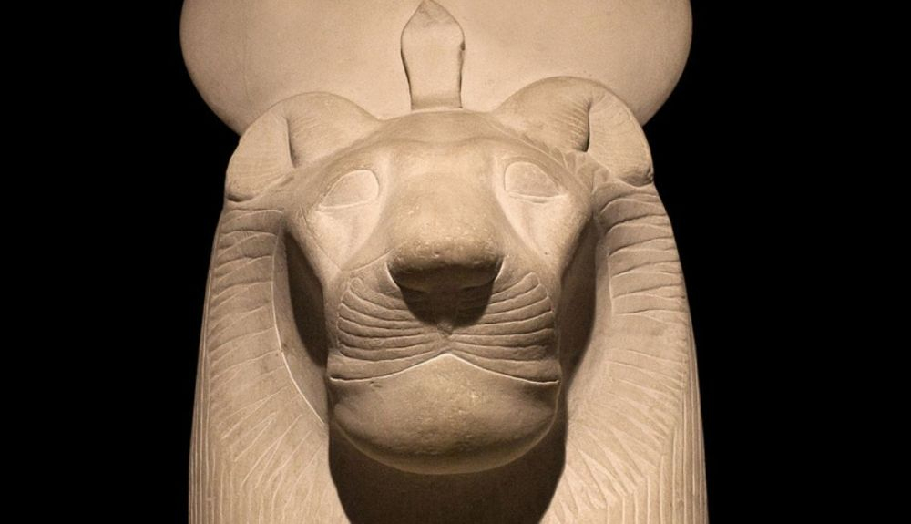 La diosa gato Bastet también fue representada como una mujer con cabeza de león o gato montés. La diosa gato Bastet también fue representada como una mujer con cabeza de león o gato montés.