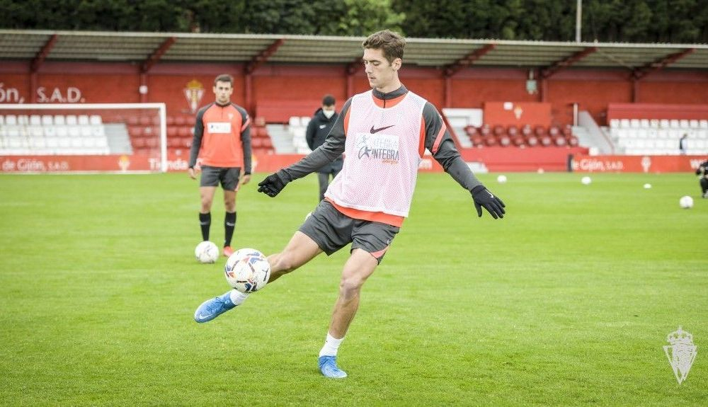 Gragera durante un entrenamiento, jugando con guantes.