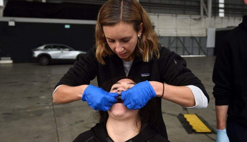 Un jugadora de rugby, equipada con un protector bucal con sensores durante un estudio en Nueva Zelanda.