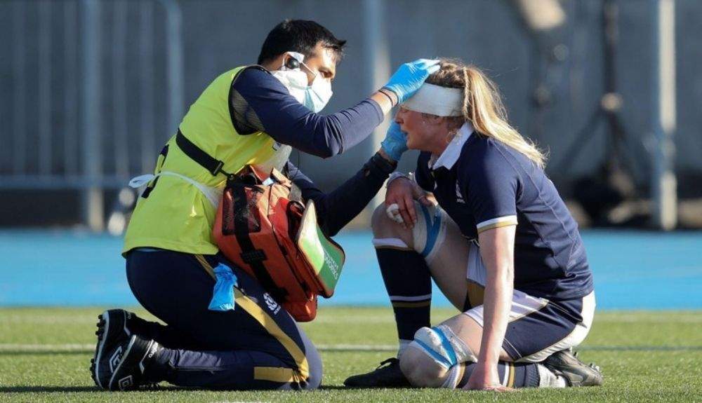 Una jugadora es tratada por una lesión en la cabeza durante el torneo de rugby femenino Seis Naciones de este año.
