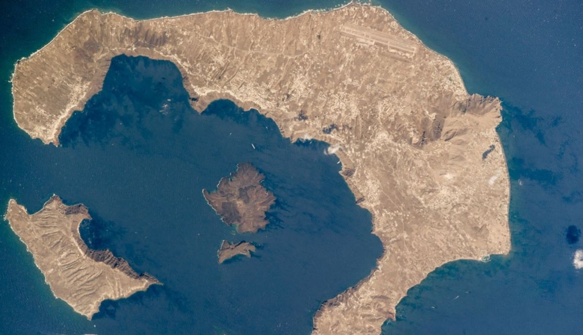 El nivel del mar parece influir en las erupciones del volcán parcialmente sumergido de Santorini en Grecia (en la imagen). Los niveles más bajos del mar están históricamente vinculados a más erupciones.