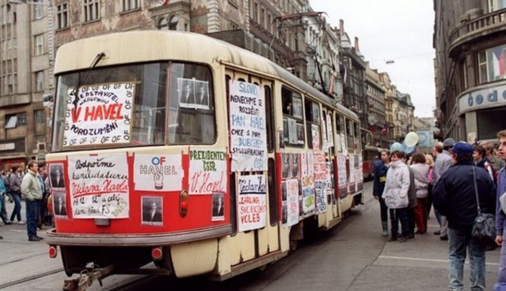 Los estudiantes rodean un tranvía cubierto con carteles de Vaclav Havel para la presidencia durante una manifestación de protesta en Praga el 17 de noviembre de 1989