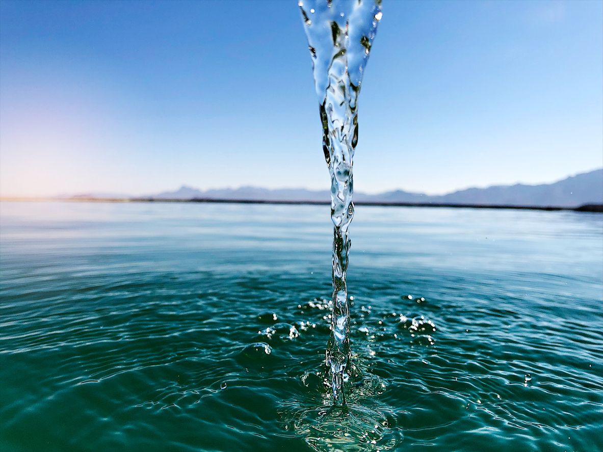 Elconsumo de agua medio, según la Organización Mundial de la Salud (OMS), debería estar entre 50 y 100 litros de agua por persona al día. Foto: IStock.