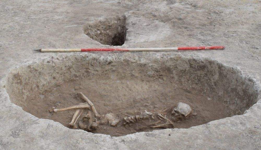 Su posición desordenada sugiere que los envoltorios se aflojaron a medida que se colocaba en el gran agujero