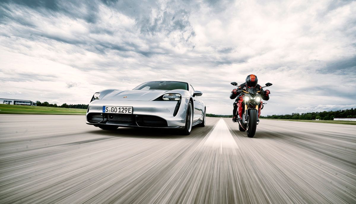 Porsche Taycan Turbo S vs Energica Eva Ribelle, las mejores fotos de la comparativa