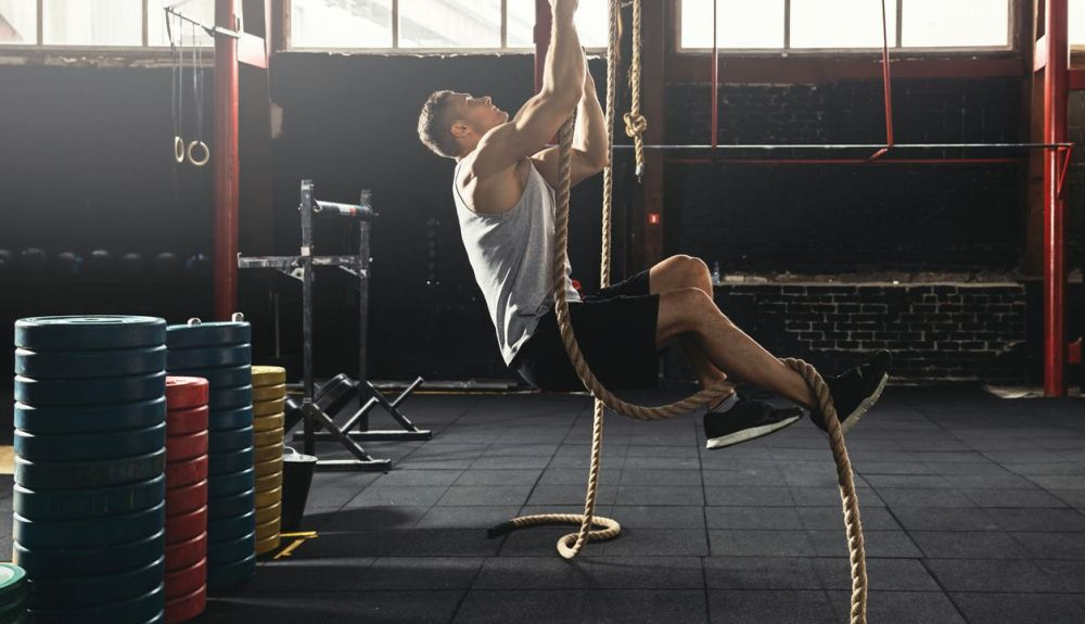 La escalada con cuerda es muy común en la clase de gimnasia. La escalada con cuerda es muy común en la clase de gimnasia.