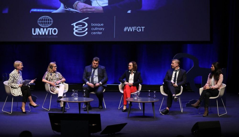 Un momento de una de las charlas que se celebraron en el foro gastronómico. Un momento de una de las charlas que se celebraron en el foro gastronómico.