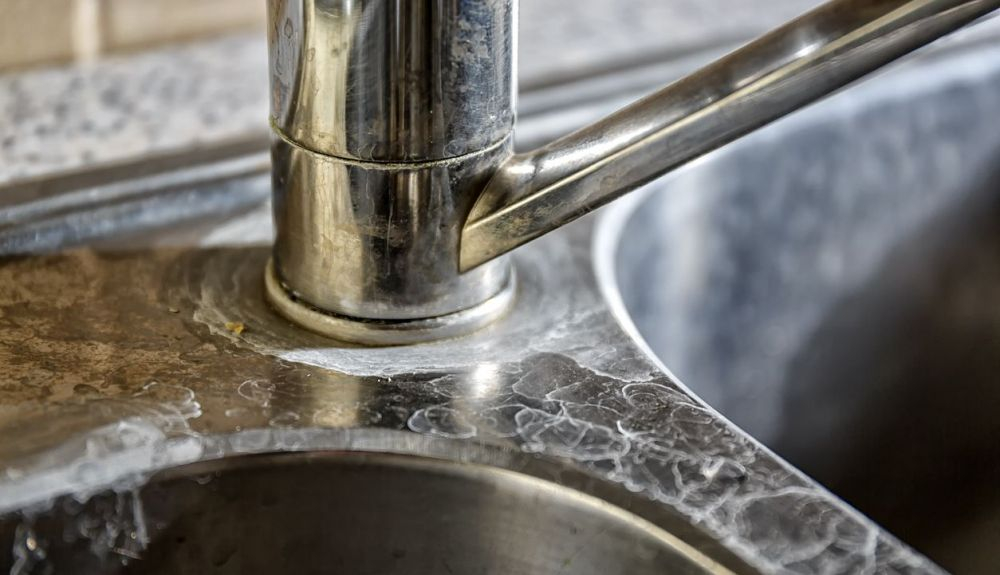 La dureza del agua deja marcas de cal. La dureza del agua deja marcas de cal.