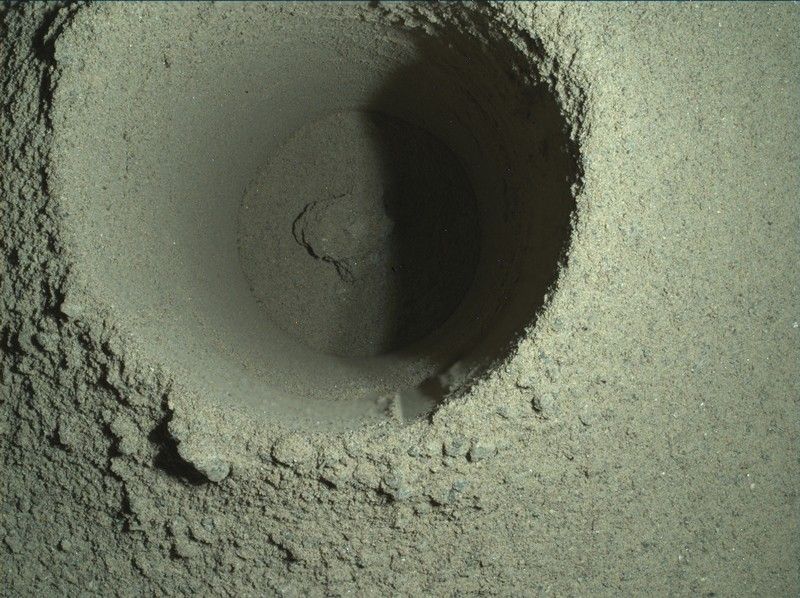 Esta imagen compuesta del primer pozo del rover Perseverance (2,7 centímetros de ancho) sugiere que la muestra de roca probablemente fue pulverizada. Foto: NASA.