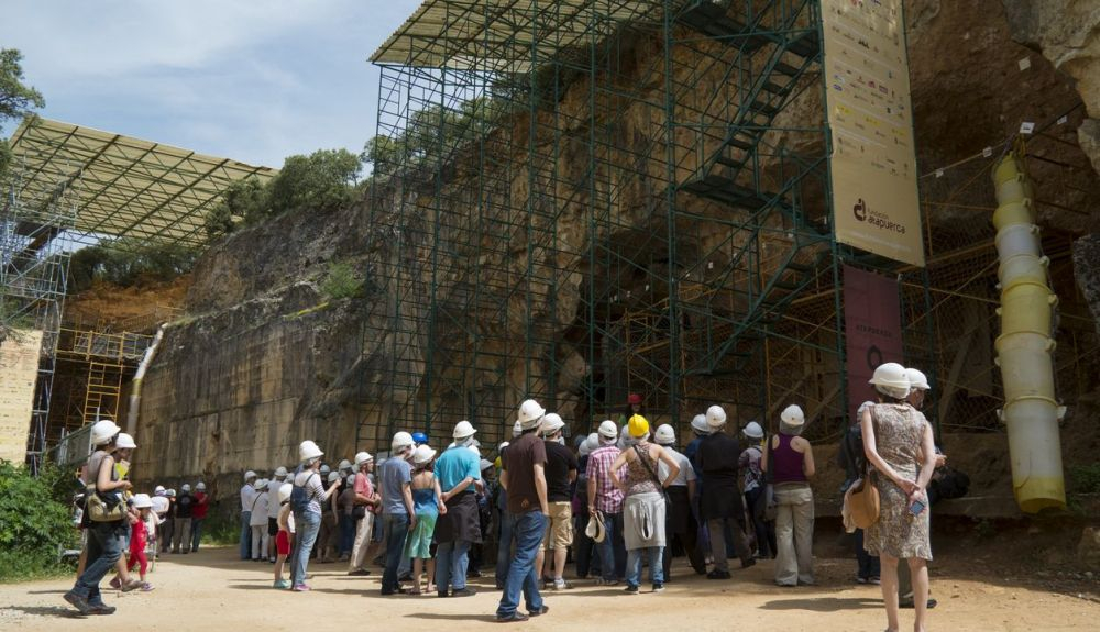 Un grupo de turistas observa las excavaciones en Atapuerca. Un grupo de turistas observa las excavaciones en Atapuerca.