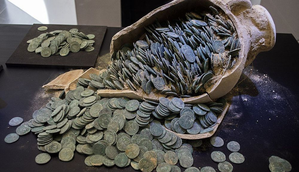 Una de las ánforas encontradas en Tomares (Sevilla). Una de las ánforas encontradas en Tomares (Sevilla).