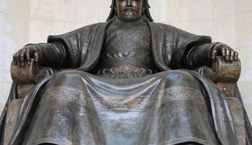Gran estatua de Genghis Khan que se encuentra en la plaza central de Ulaanbaatar en Mongolia Gran estatua de Genghis Khan que se encuentra en la plaza central de Ulaanbaatar en Mongolia