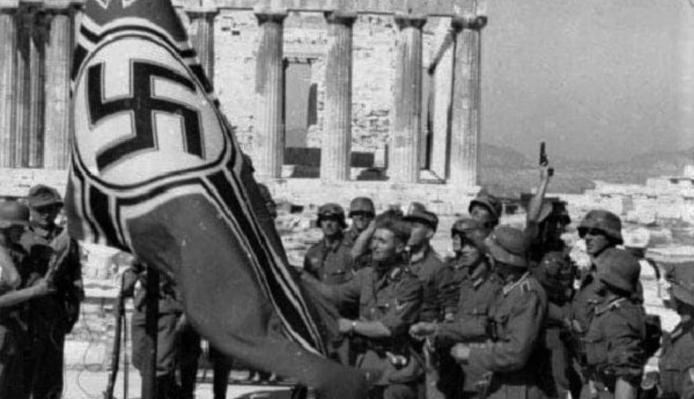Soldados alemanes levantando la esvástica en la Acrópolis, 1941 , Archivos Federales Alemanes. Soldados alemanes levantando la esvástica en la Acrópolis, 1941 , Archivos Federales Alemanes.