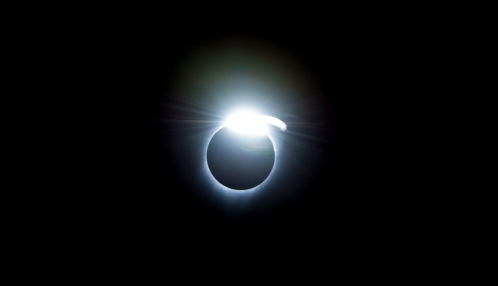 Una foto impresionante del eclipse solar total de 2017 desde el Centro de Investigación de Vuelo Armstrong en la Base de la Fuerza Aérea Edwards en California. Una foto impresionante del eclipse solar total de 2017 desde el Centro de Investigación de Vuelo Armstrong en la Base de la Fuerza Aérea Edwards en California.