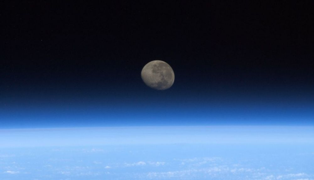 La increíble vista de la luna de la Estación Espacial Internacional. La increíble vista de la luna de la Estación Espacial Internacional.