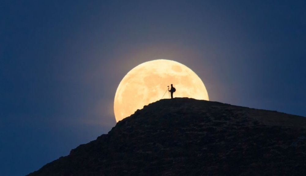 La Luna en el Parque Nacional de Brecon Beacons en Gales, Reino Unido. Existen numerosas curiosidades sobre la Luna.