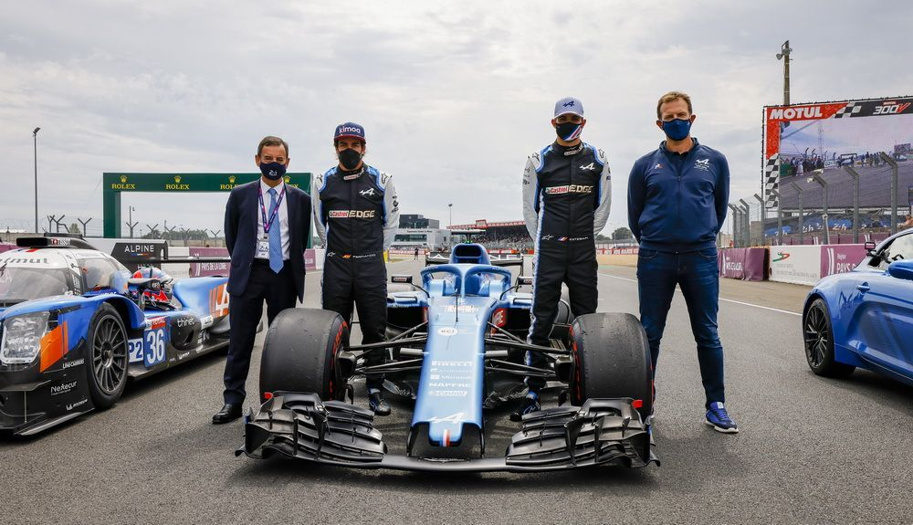 Pierre Fillon presidente de ACO, Fernando Alonso, Esteban Ocon y Laurent Rossi CEO de Alpine, posando junto al F1 Pierre Fillon presidente de ACO, Fernando Alonso, Esteban Ocon y Laurent Rossi CEO de Alpine, posando junto al F1