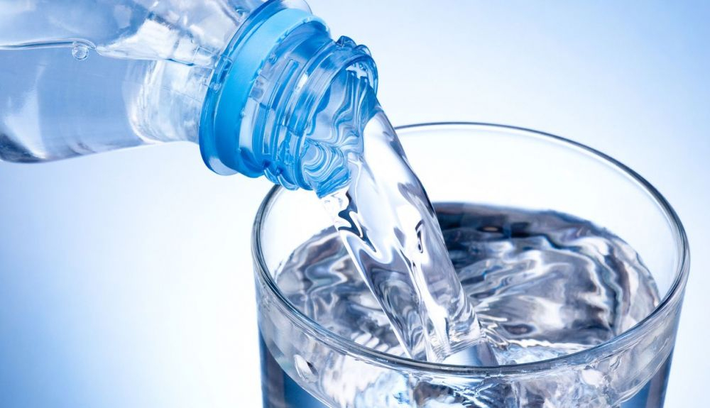 En nuestro país el agua embotellada está a un precio razonable. En nuestro país el agua embotellada está a un precio razonable.