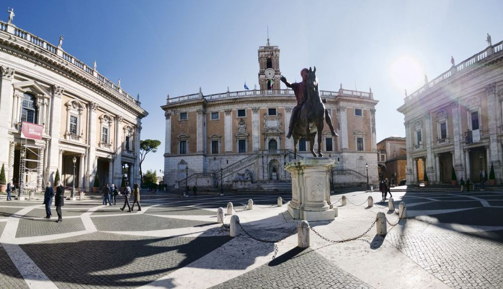 La Plaza Campidoglio de Miguel Ángel con palacios históricos ayuntamiento y museos y en el centro marco Aurelio estatua de bronce ecuestre La Plaza Campidoglio de Miguel Ángel con palacios históricos ayuntamiento y museos y en el centro marco Aurelio estatua de bronce ecuestre