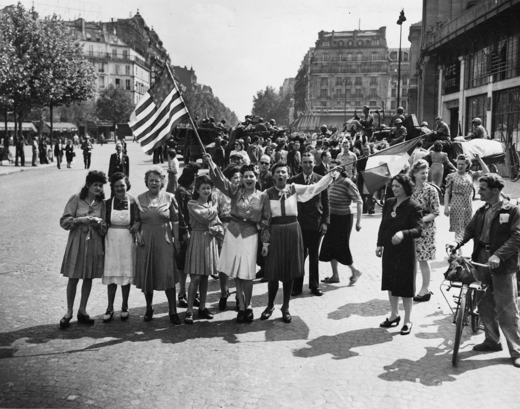 Mujeres celebrando la Liberación de París.