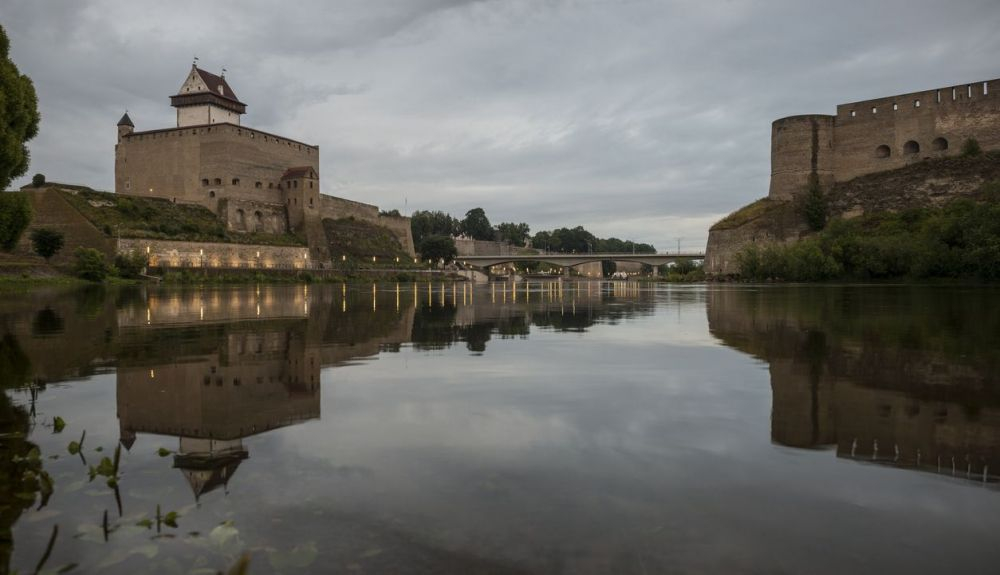 Narva esta ubicada en la región de Ida Viru en el noreste de Estonia. Narva esta ubicada en la región de Ida Viru en el noreste de Estonia.
