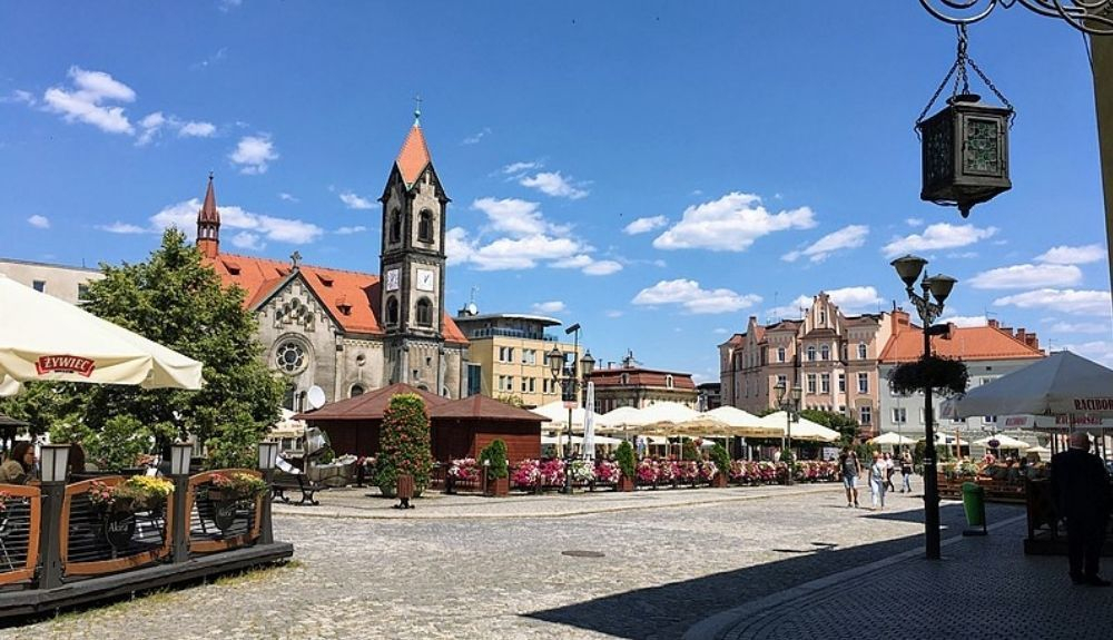Tarnowskie Góry es una pequeña ciudad situada en la franja norte de la Alta Silesia Tarnowskie Góry es una pequeña ciudad situada en la franja norte de la Alta Silesia