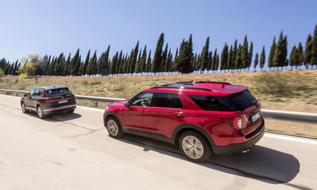 Ford Explorer PHEV vs VW Touareg eHybrid (2021) 4
