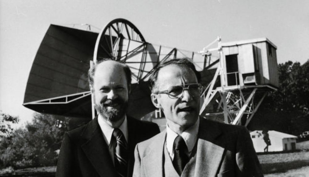 Arno Penzias y Robert Wilson, con la antena que permitió el descubrimiento del fondo cósmico de microondoas. Arno Penzias y Robert Wilson, con la antena que permitió el descubrimiento del fondo cósmico de microondoas.