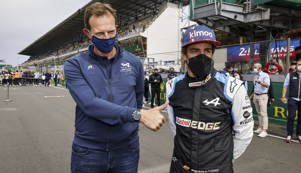 Alonso con Laurent Rossi, director ejecutivo de Alpine, en las pasadas 24 Horas de Le Mans