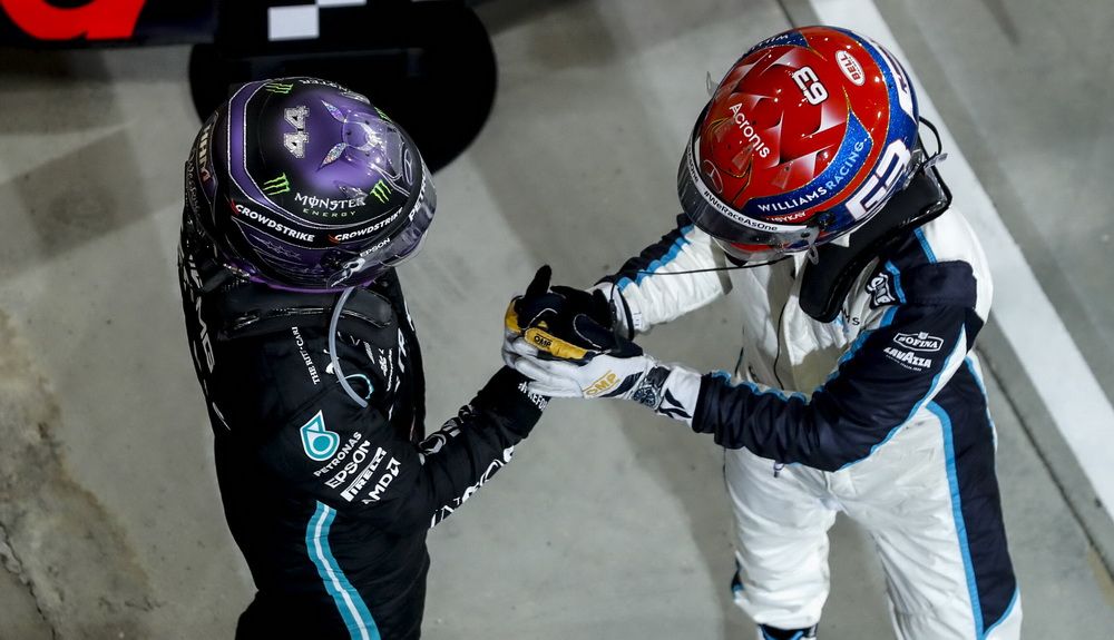 George Russell felicitando a Lewis Hamilton por su victoria en el pasado GP de Baréin