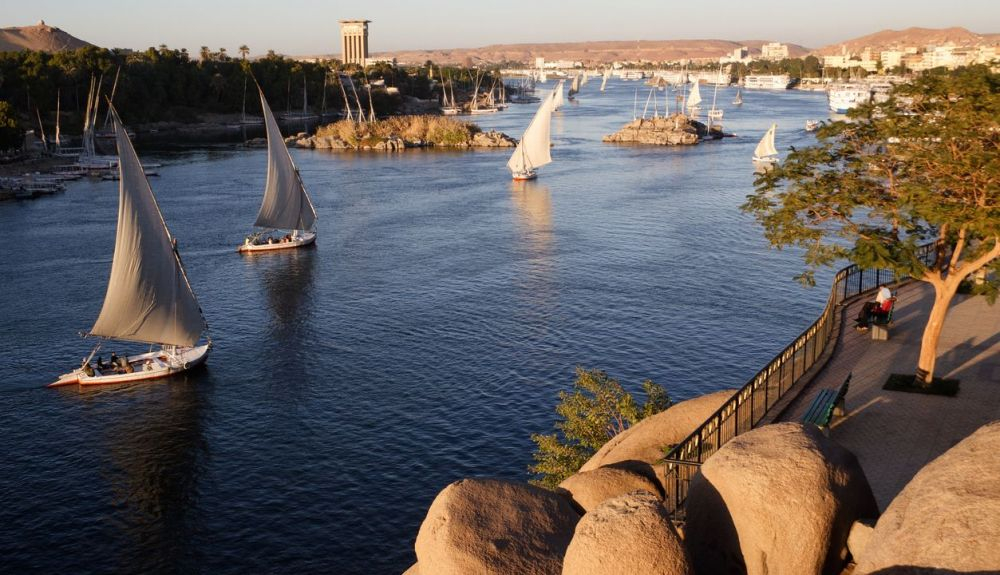 Tradicionales barcos navegando por el río Nilo. Tradicionales barcos navegando por el río Nilo.