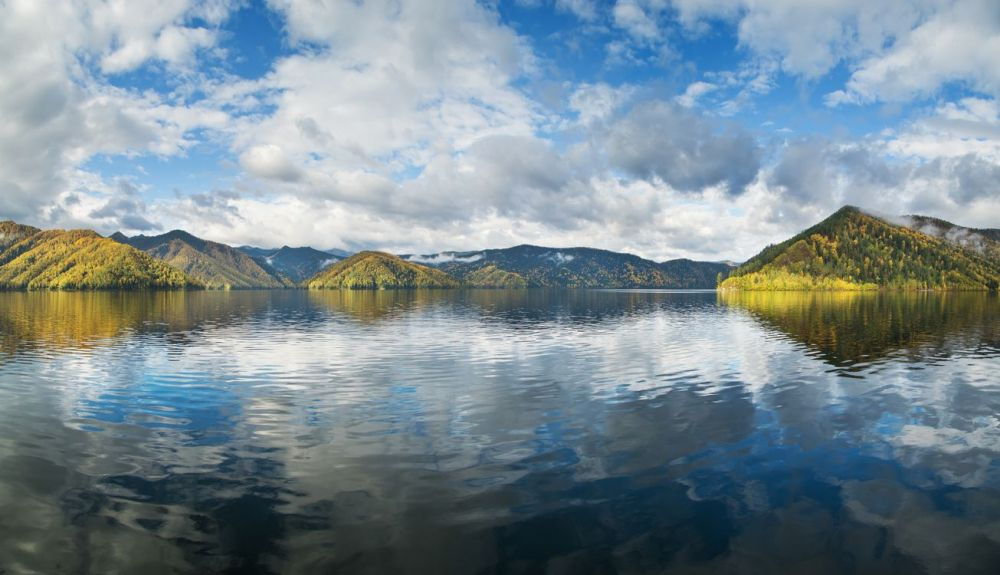 El flujo tranquilo del río Yenisei en Siberia durante el otoño. El flujo tranquilo del río Yenisei en Siberia durante el otoño.