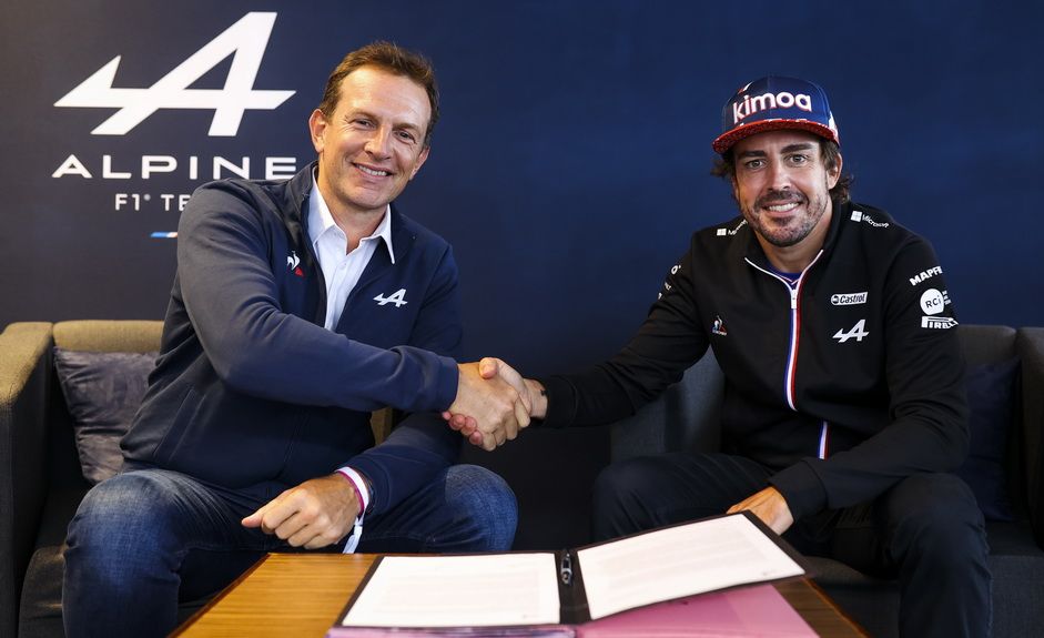 Fernando Alonso junto a Laurent Rossi tras firmar la ampliación del contrato con Alpine para 2022