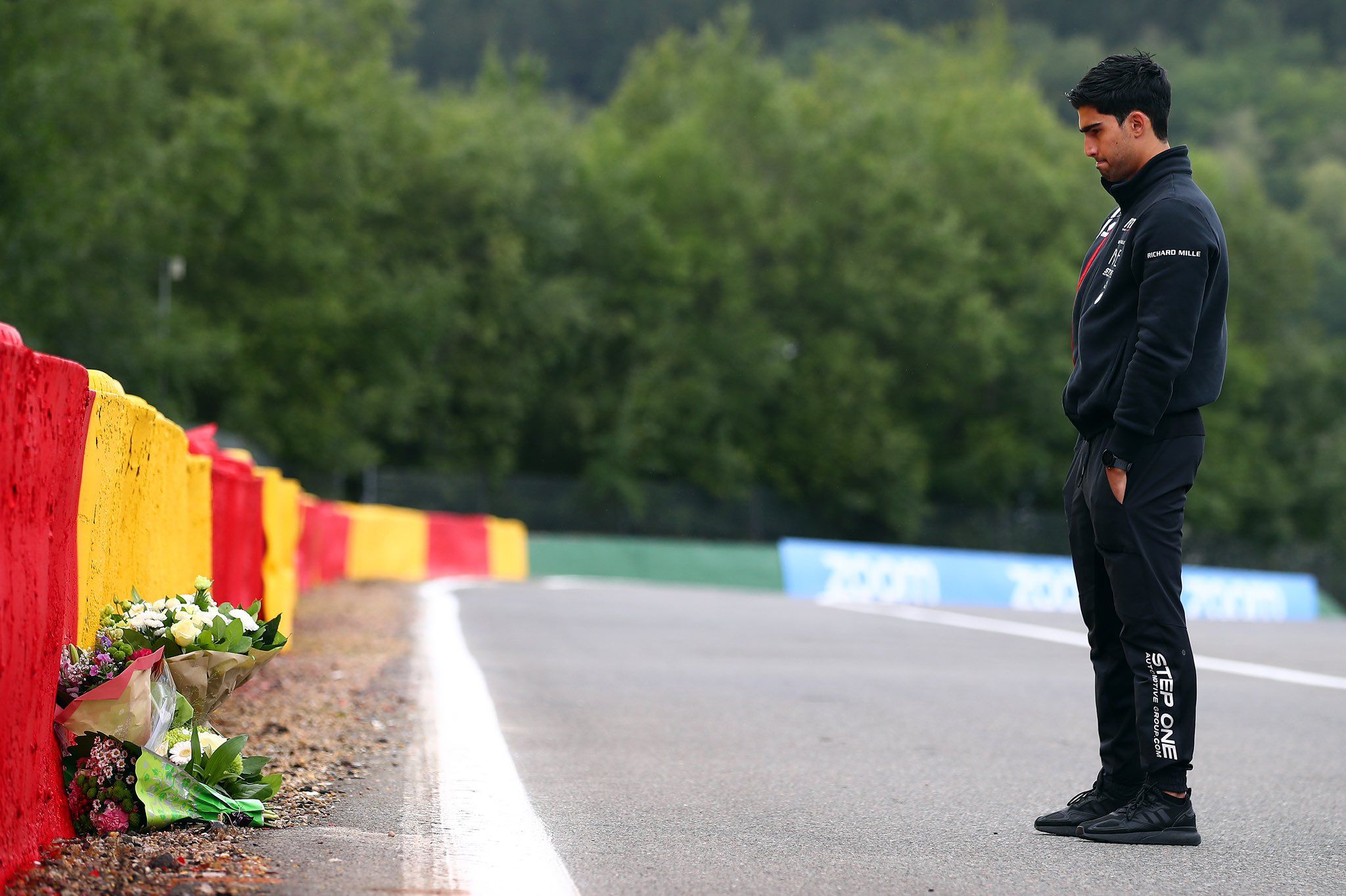 Juan Manuel Correa rindió homenaje a Anthoine Hubert en la curva donde perdió la vida hace dos años y él sufrió graves lesiones