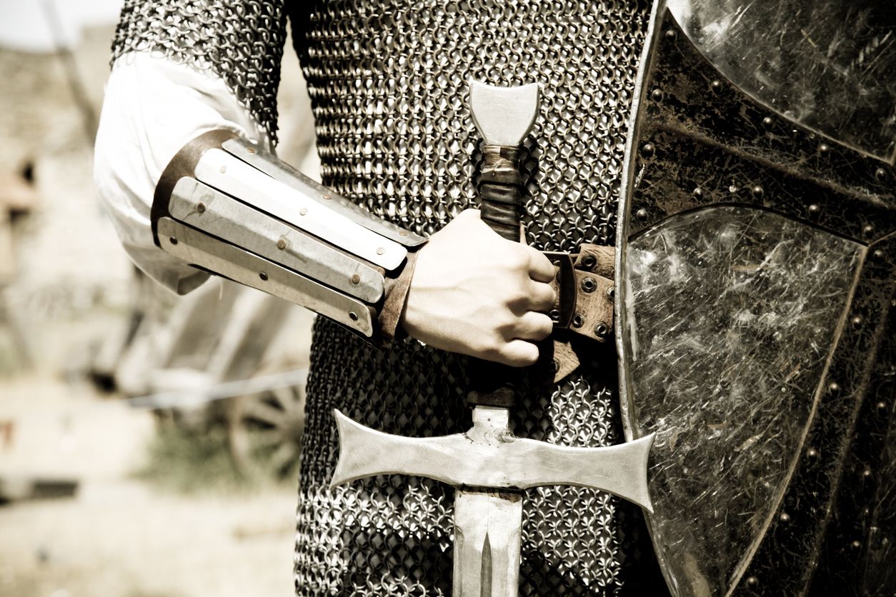 Los expertos no se ponen de acuerdo sobre si las armaduras medievales eran pesadas. Recreación de un hombre con armadura medieval. Foto: IStock.