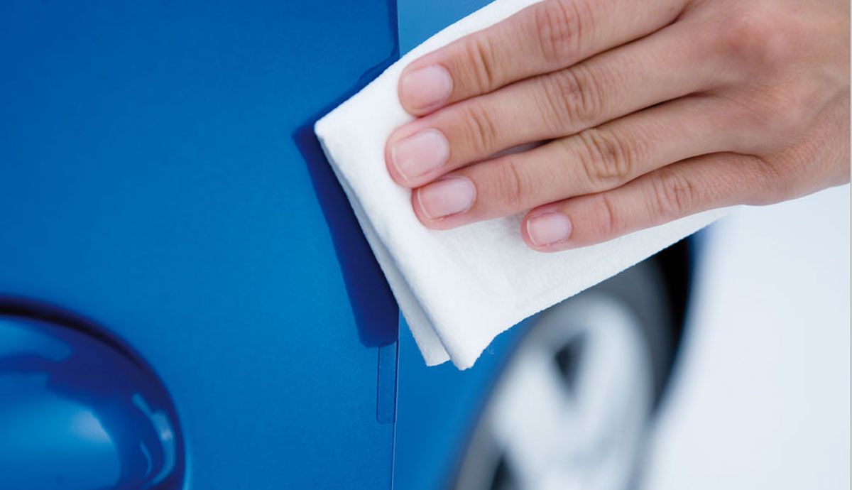 Cómo quitar las pegatinas del coche sin dejar marcas en la carrocería
