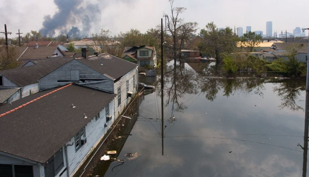 Área del bosque del lago inundado de Nueva Orleans, Luisiana después del huracán Katrina con edificios en llamas incontroladas en el fondo. Área del bosque del lago inundado de Nueva Orleans, Luisiana después del huracán Katrina con edificios en llamas incontroladas en el fondo.