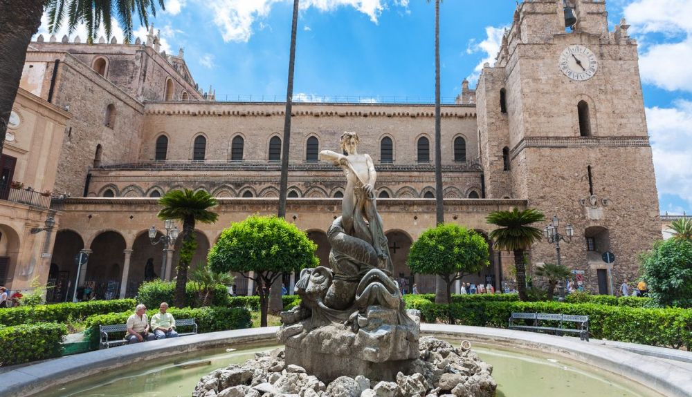 Duomo de Monreale, en Palermo, es uno de los edificios más emblemáticos del país de la bota. Duomo de Monreale, en Palermo, es uno de los edificios más emblemáticos del país de la bota.