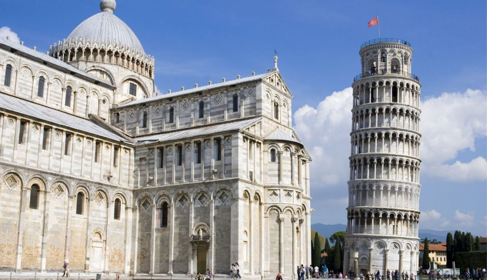 La torre inclinada de Pisa comenzó a hacerlo cuando se inició su cosntrucción. La torre inclinada de Pisa comenzó a hacerlo cuando se inició su cosntrucción.