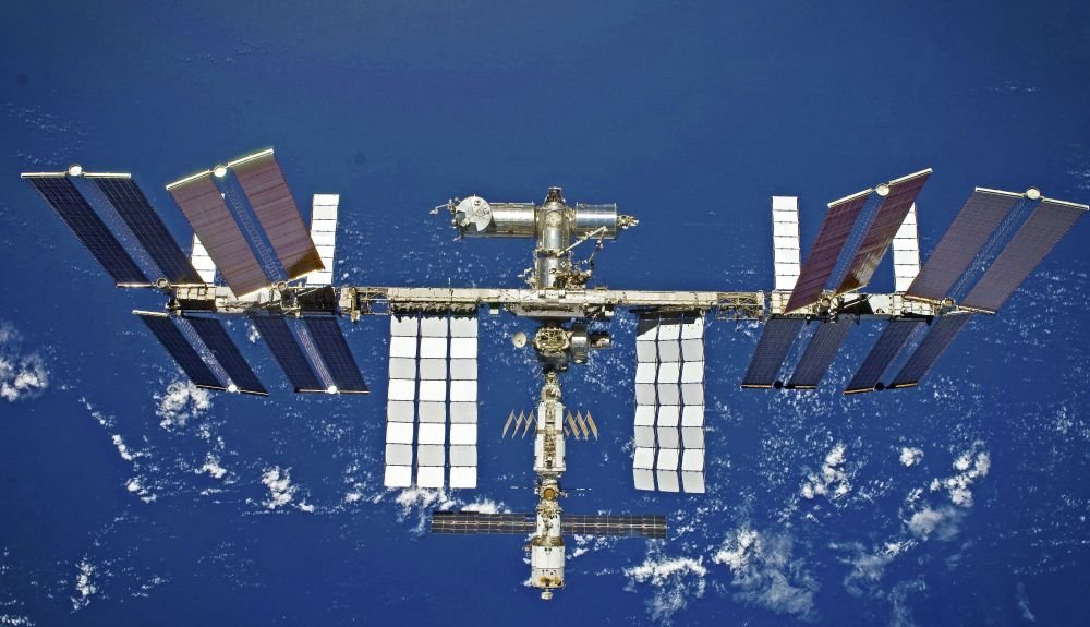 La Estación Espacial Internacional mideo 110 metros y costó cerca de 100 mil millones de dólares. La Estación Espacial Internacional mideo 110 metros y costó cerca de 100 mil millones de dólares.