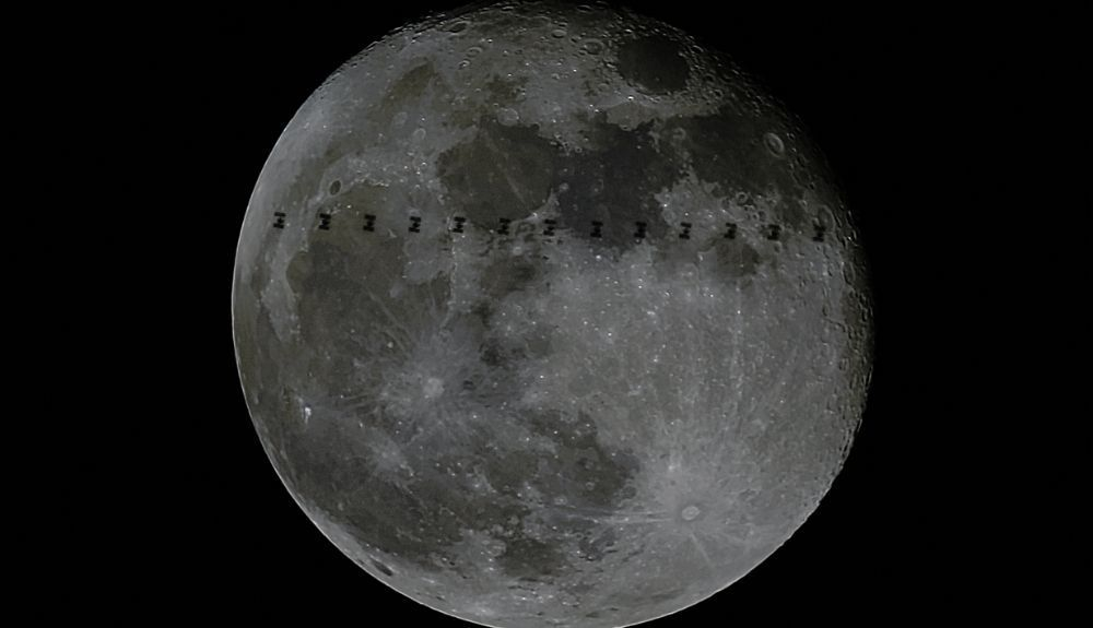 la Estación Espacial Internacional que vuela frente a la Luna vista desde el centro de de la ESA cerca de Madrid. Las materias primas para esta gran nave espacial se podrían obtener de la Luna. la Estación Espacial Internacional que vuela frente a la Luna vista desde el centro de de la ESA cerca de Madrid. Las materias primas para esta gran nave espacial se podrían obtener de la Luna.