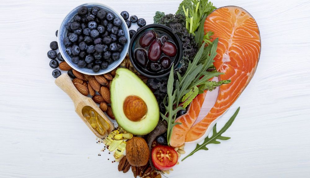 La dieta se ha de basar en frutas y verduras, hortalizas, cereales integrales, legumbres, epscado azul, frutos secos y aceite de oliva. La dieta se ha de basar en frutas y verduras, hortalizas, cereales integrales, legumbres, epscado azul, frutos secos y aceite de oliva.