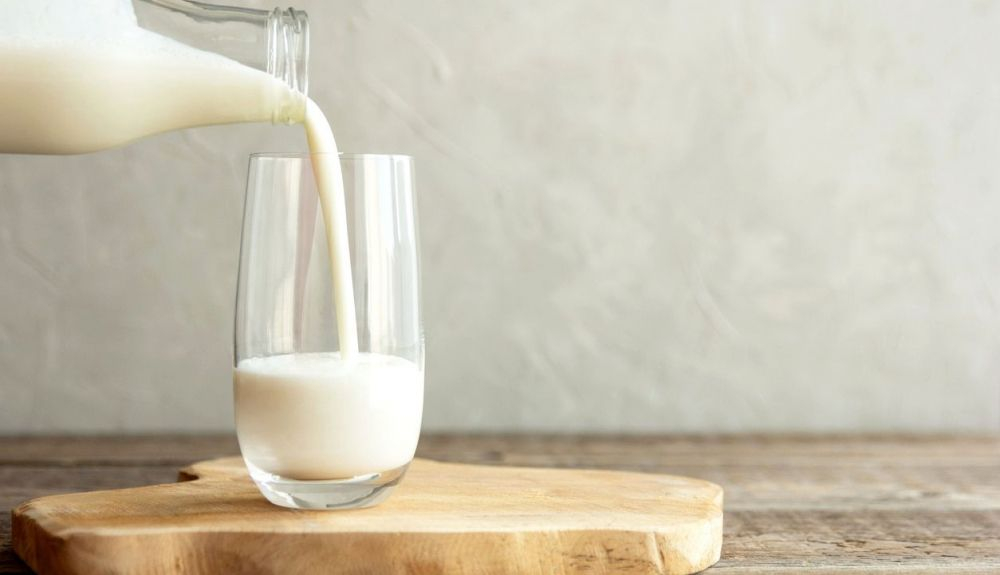 La leche ha de pasar a ser desnatada. La leche ha de pasar a ser desnatada.