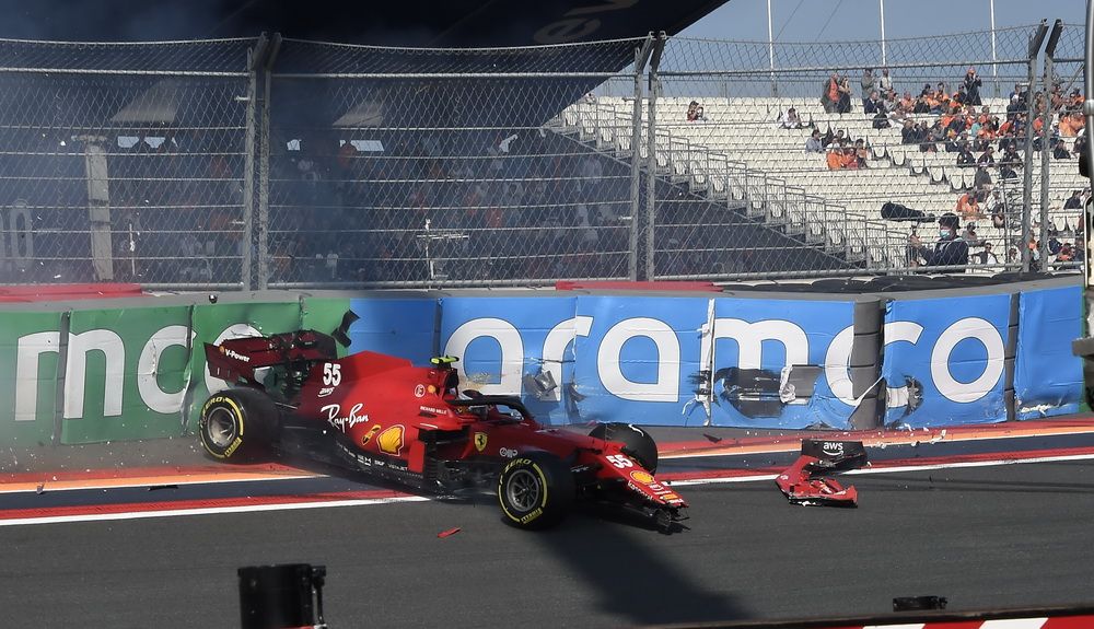 Carlos Sainz perdió el control de su Ferrari en la curva 3 durante la FP3 y provocó la aparición de la bandera roja