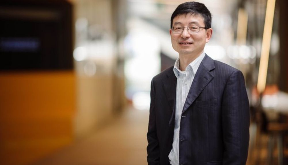 El profesor Huanting Wang lidera el equipo de investigación del desarrollo de este nuevo filtro para convertir agua salada en potable. BBC. El profesor Huanting Wang lidera el equipo de investigación del desarrollo de este nuevo filtro para convertir agua salada en potable. BBC.