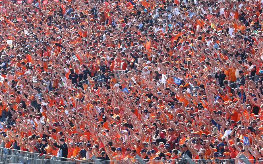 Los miles de fans presentes en Zandvoort disfrutaron con la victoria de su ídolo Max Verstappen