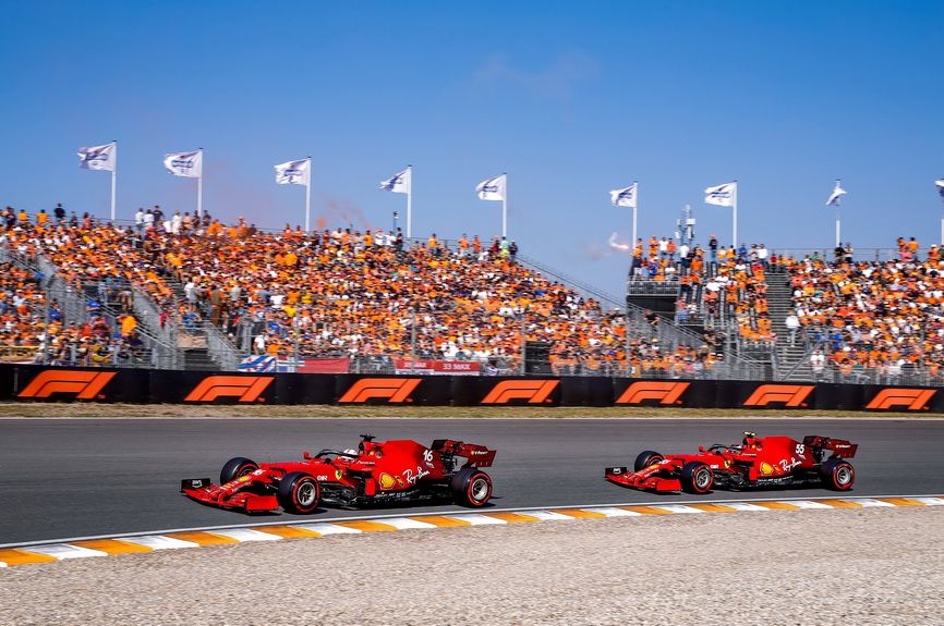 Carlos Sainz por detrás de compañero Charles Leclerc