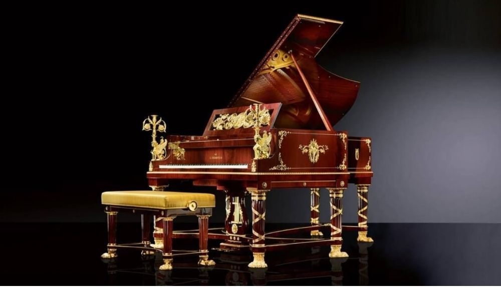 este piano de cola estilo Imperio de Napoleón Bonaparte deslumbra a cualquiera que lo vea.