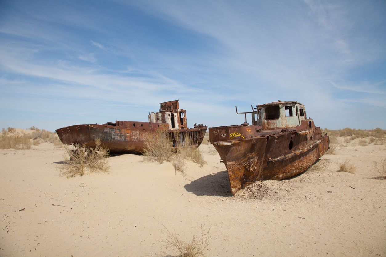 Los principlaes lagos y mares interiores del mundo están en peligro. Imagen de barcos abandonados, en lo que un día fue el Mar de Aral. Foto: IStock.