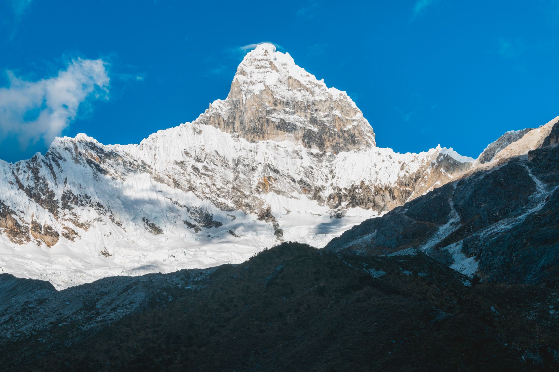 El Nevado Artesonraju, una de las más hermosas montañas de la Cordillera de los Andes y del mundo. Su glaciar se ha monetorizado.